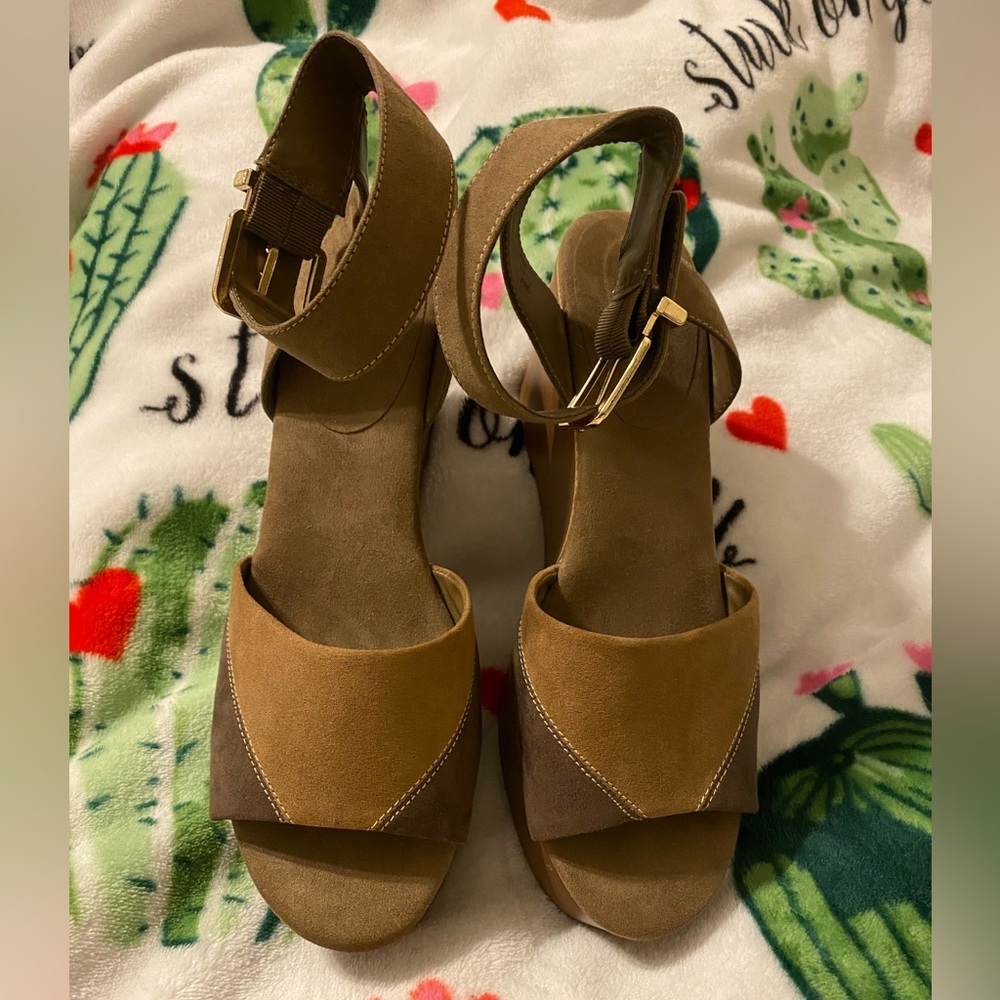CATO women size 9M brown faux suede ankle strap buckle wedge platform sandals